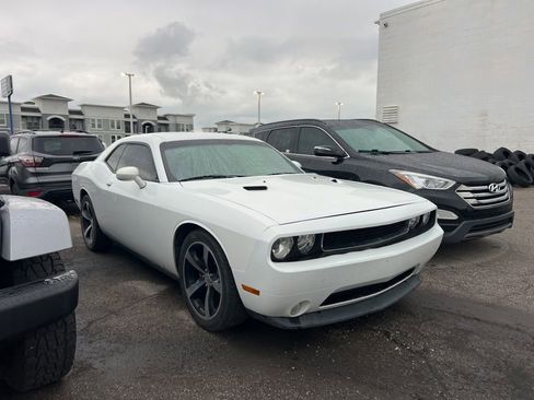 Used 2014 Dodge Challenger R/T RWD image 1