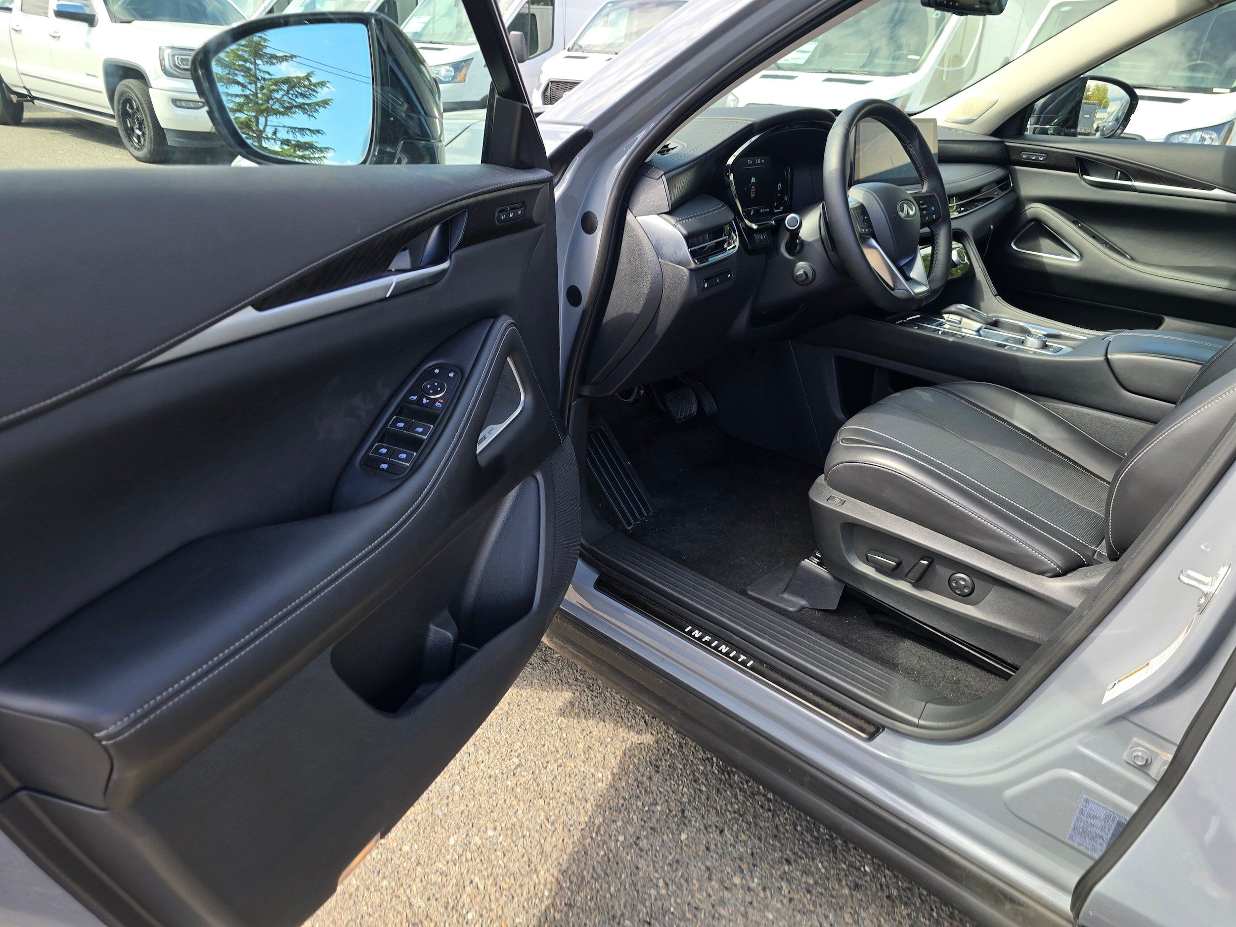 Used 2025 INFINITI QX60 Sensory w/ Vision Package AWD/4WD image 14