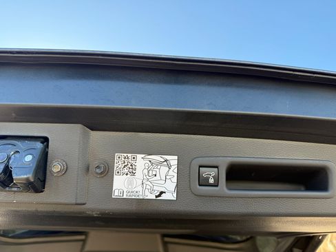 Used 2022 Toyota Sienna Platinum image 10