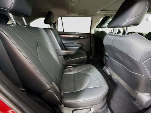 Used 2021 Toyota Highlander Limited FWD image 29