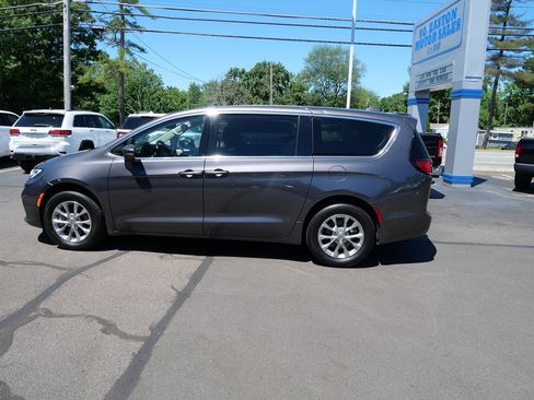 Used 2022 Chrysler Pacifica Touring-L w/ Uconnect Theater Family Group AWD/4WD image 8