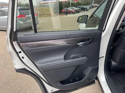 New 2026 Toyota Highlander Limited image 12