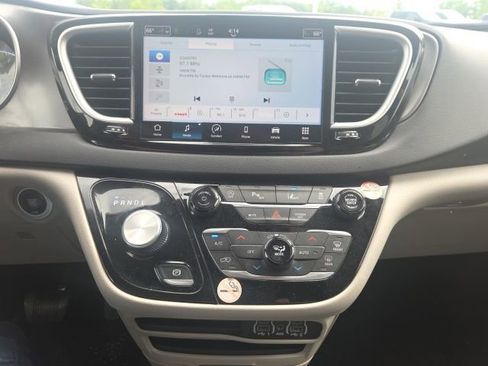 Used 2023 Chrysler Pacifica Touring-L FWD image 33