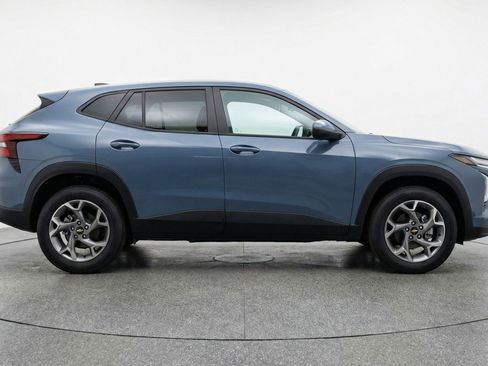 Used 2025 Chevrolet Trax LT image 11