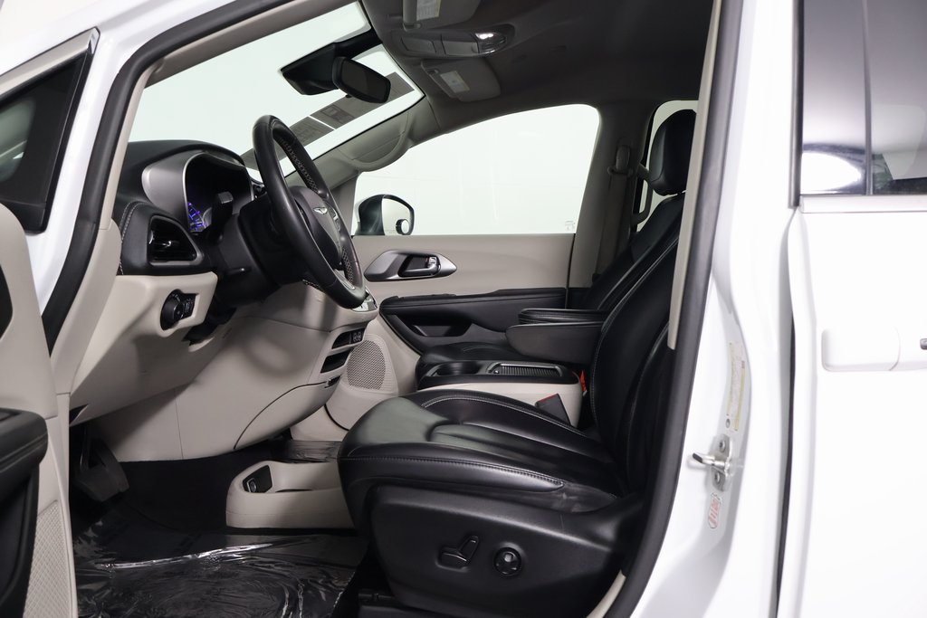 Used 2023 Chrysler Pacifica Touring-L FWD image 10