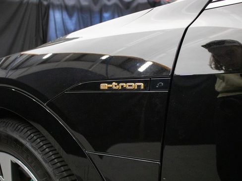 Used 2022 Audi e-tron Premium Plus w/ Premium Plus Package image 37