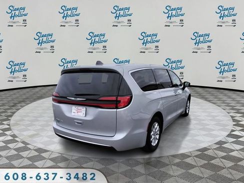Used 2024 Chrysler Pacifica Touring-L image 5