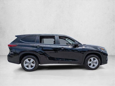Used 2023 Toyota Highlander L FWD image 4