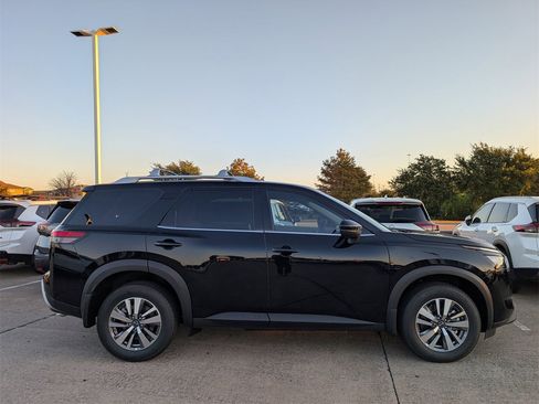 New 2025 Nissan Pathfinder SL image 3