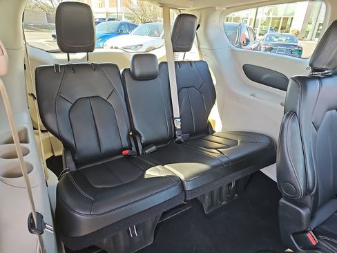 Used 2024 Chrysler Pacifica Touring-L image 12