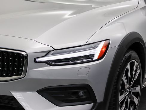 Used 2025 Volvo V60 B5 Cross Country Ultra w/ Protection Package Premier AWD/4WD image 9