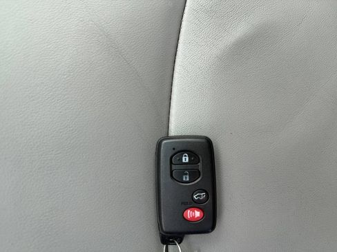 Used 2010 Toyota Highlander Limited AWD/4WD image 32