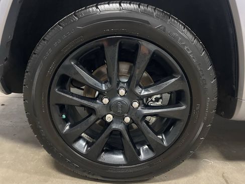 Used 2017 Jeep Grand Cherokee Altitude AWD/4WD image 7