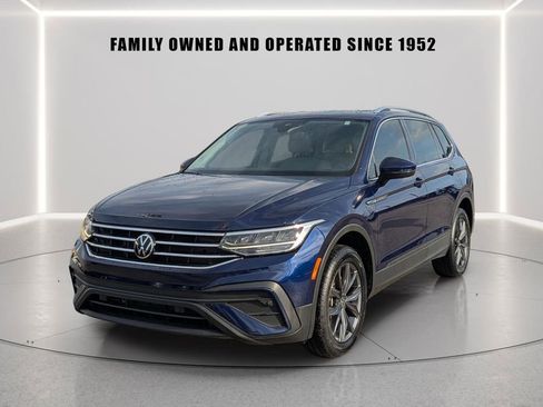 Used 2023 Volkswagen Tiguan SE w/ Panoramic Sunroof Package FWD image 2