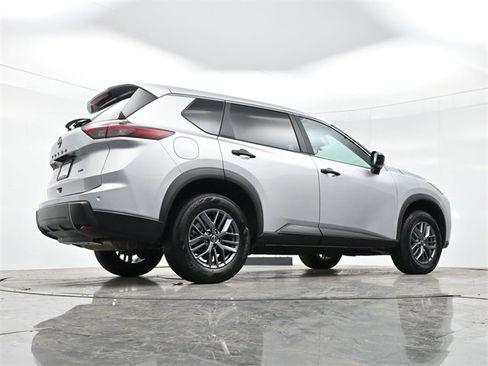 Used 2024 Nissan Rogue S image 29