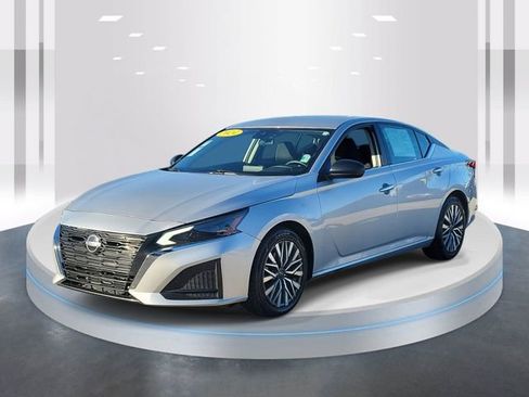 Used 2024 Nissan Altima 2.5 SV image 3