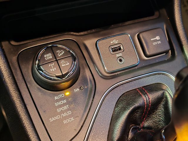 Used 2019 Jeep Cherokee Trailhawk AWD/4WD image 30