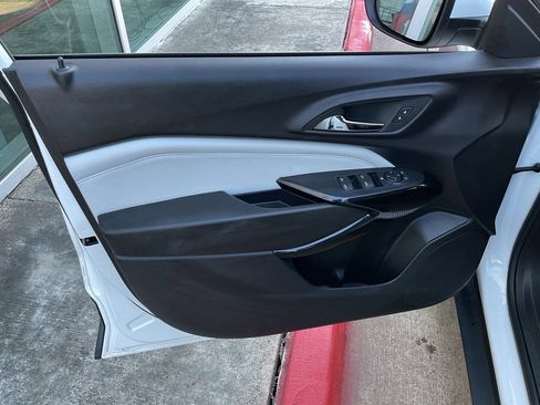 Used 2025 Chevrolet Trax LT image 12