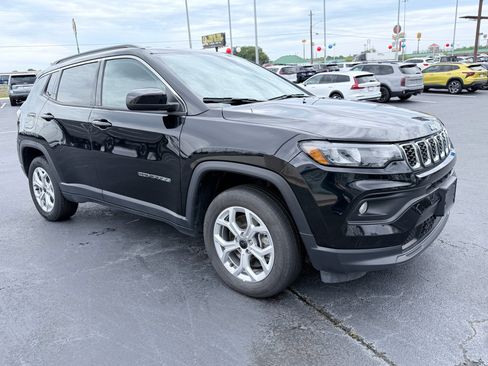 Used 2025 Jeep Compass Latitude AWD/4WD image 2