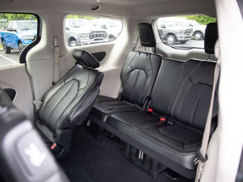 Used 2024 Chrysler Pacifica Touring-L FWD image 22
