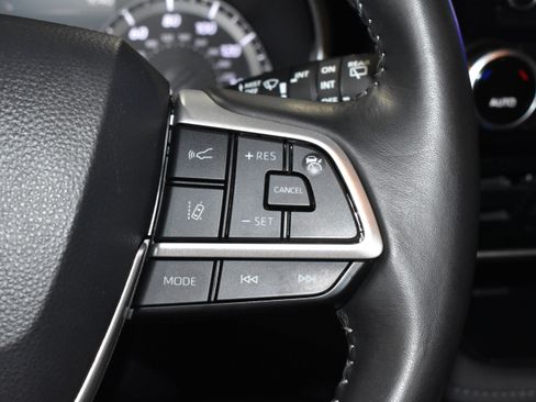 Used 2025 Toyota Highlander XLE FWD image 12