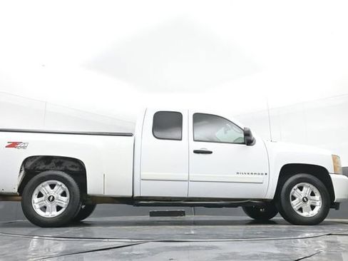 Used 2007 Chevrolet Silverado 1500 LT w/ 2LT Audio Package AWD/4WD image 38