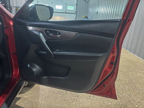 Used 2016 Nissan Rogue SV image 25