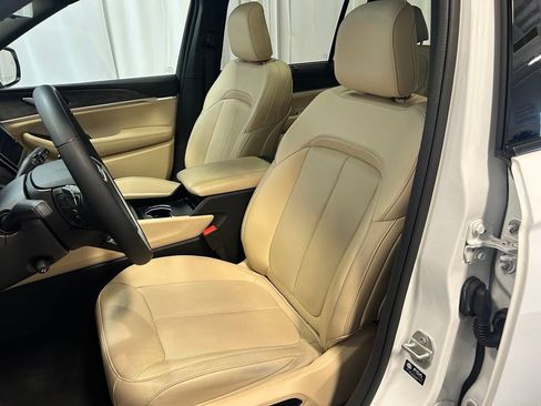 Used 2024 Jeep Grand Cherokee L Limited w/ Luxury Tech Group II AWD/4WD image 11