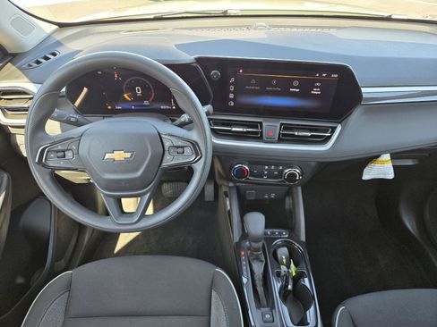 Used 2025 Chevrolet TrailBlazer LS w/ LS Convenience Package FWD image 6
