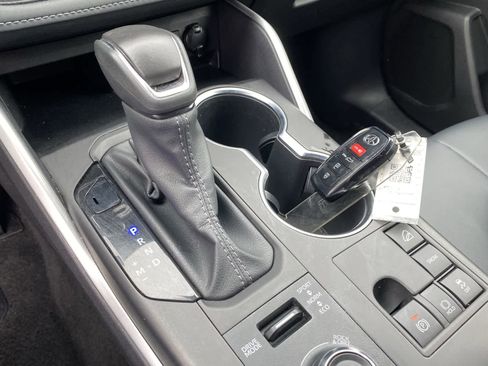 Certified 2025 Toyota Highlander XSE image 33