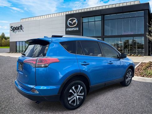 Used 2018 Toyota RAV4 LE FWD image 3