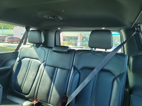 Used 2024 Jeep Wagoneer L Series II RWD image 12