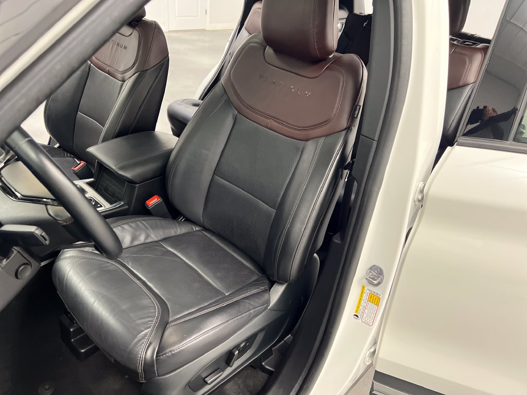 Used 2023 Ford Explorer Platinum w/ Technology Package AWD/4WD image 11