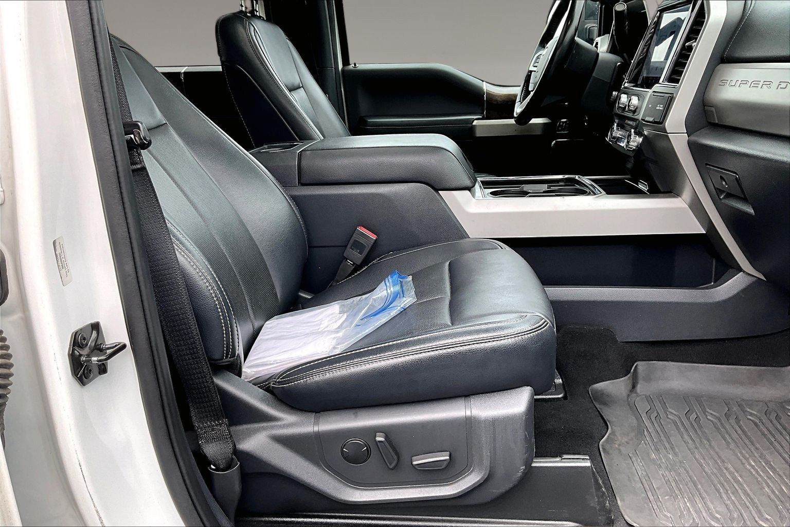 Used 2022 Ford F250 Lariat w/ Black Appearance Package AWD/4WD image 32