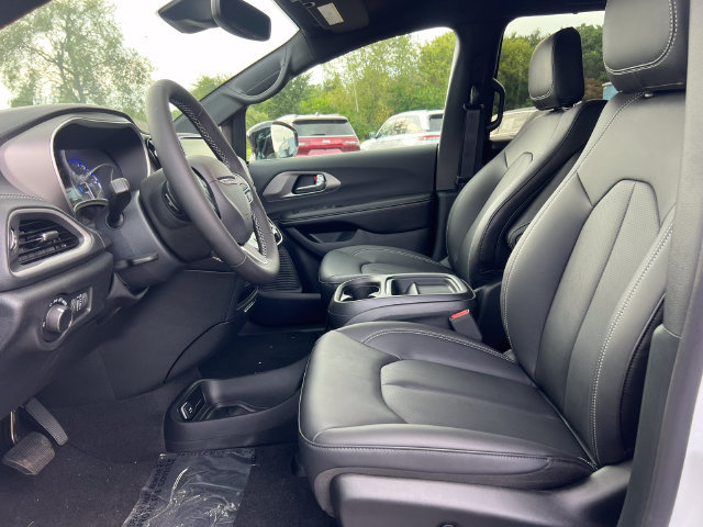 New 2027 Chrysler Pacifica Select FWD image 3