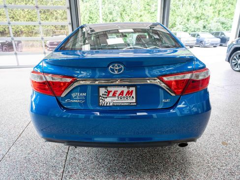 Used 2017 Toyota Camry SE w/ Moonroof Package FWD image 3