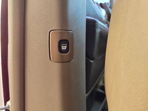 Used 2014 Chrysler Town & Country Touring-L w/ Driver Convenience Group FWD image 50
