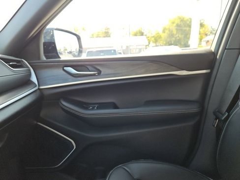 New 2025 Jeep Grand Cherokee Limited w/ Luxury Tech Group II image 40