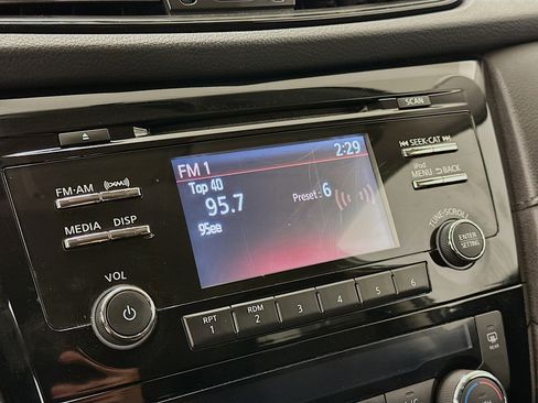 Used 2017 Nissan Rogue SV AWD/4WD image 21