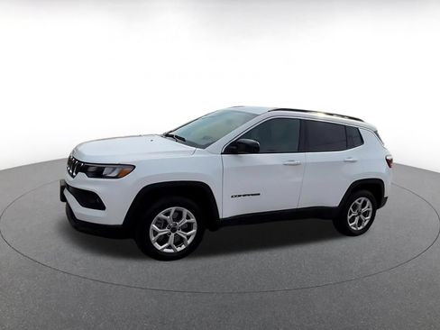 Used 2025 Jeep Compass Latitude AWD/4WD image 7