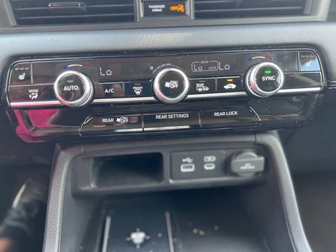 Used 2023 Honda Pilot Touring image 17