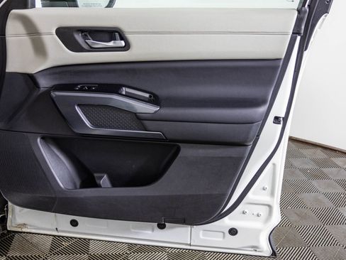 Used 2024 Nissan Pathfinder SL w/ Black Appearance Package AWD/4WD image 50