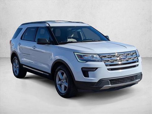 Used 2018 Ford Explorer XLT image 3
