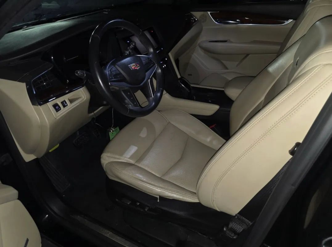 Used 2018 Cadillac XT5 Luxury w/ Driver Awareness Package FWD image 7