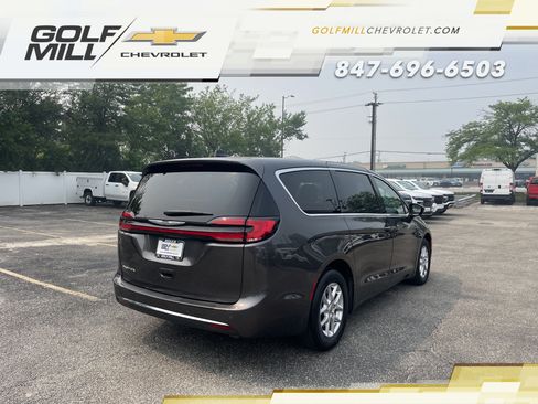 Used 2023 Chrysler Pacifica Touring-L FWD image 5