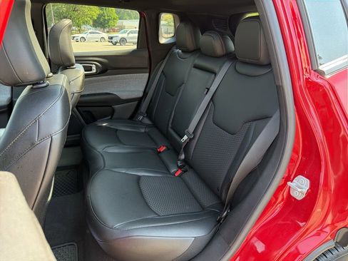 Used 2025 Jeep Compass Latitude w/ Sun & Sound Group AWD/4WD image 20