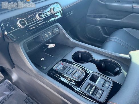 Used 2025 Honda Pilot TrailSport image 14