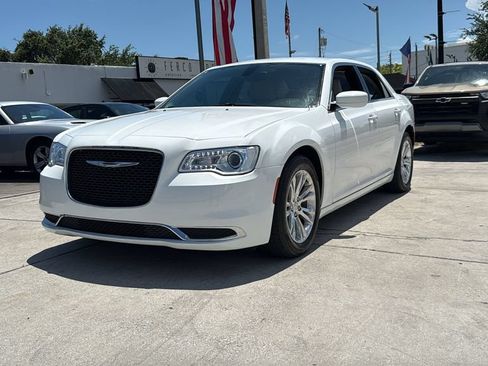 Used 2018 Chrysler 300 Touring L RWD image 9