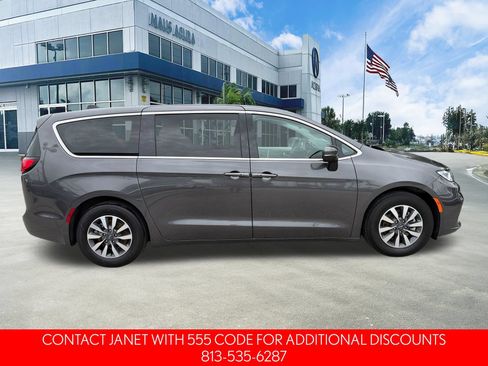 Used 2023 Chrysler Pacifica Touring-L FWD image 3