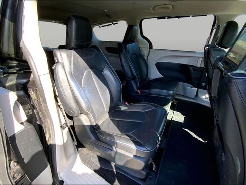 Used 2019 Chrysler Pacifica Limited w/ Advanced Safetytec Group FWD image 19
